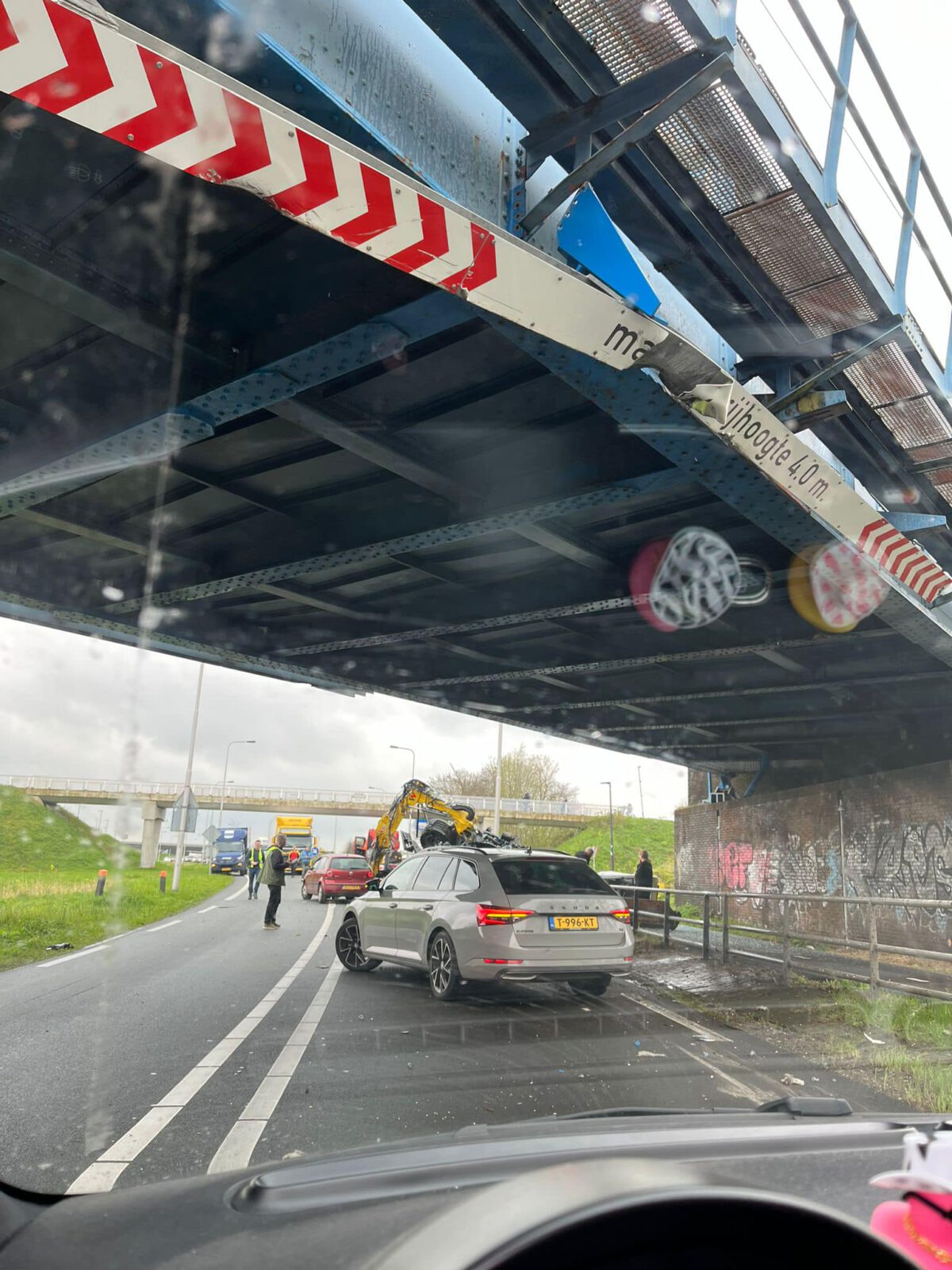 Ravage op N242 bij Heerhugowaard vanwege botsing vrachtwagen tegen spoorbrug 