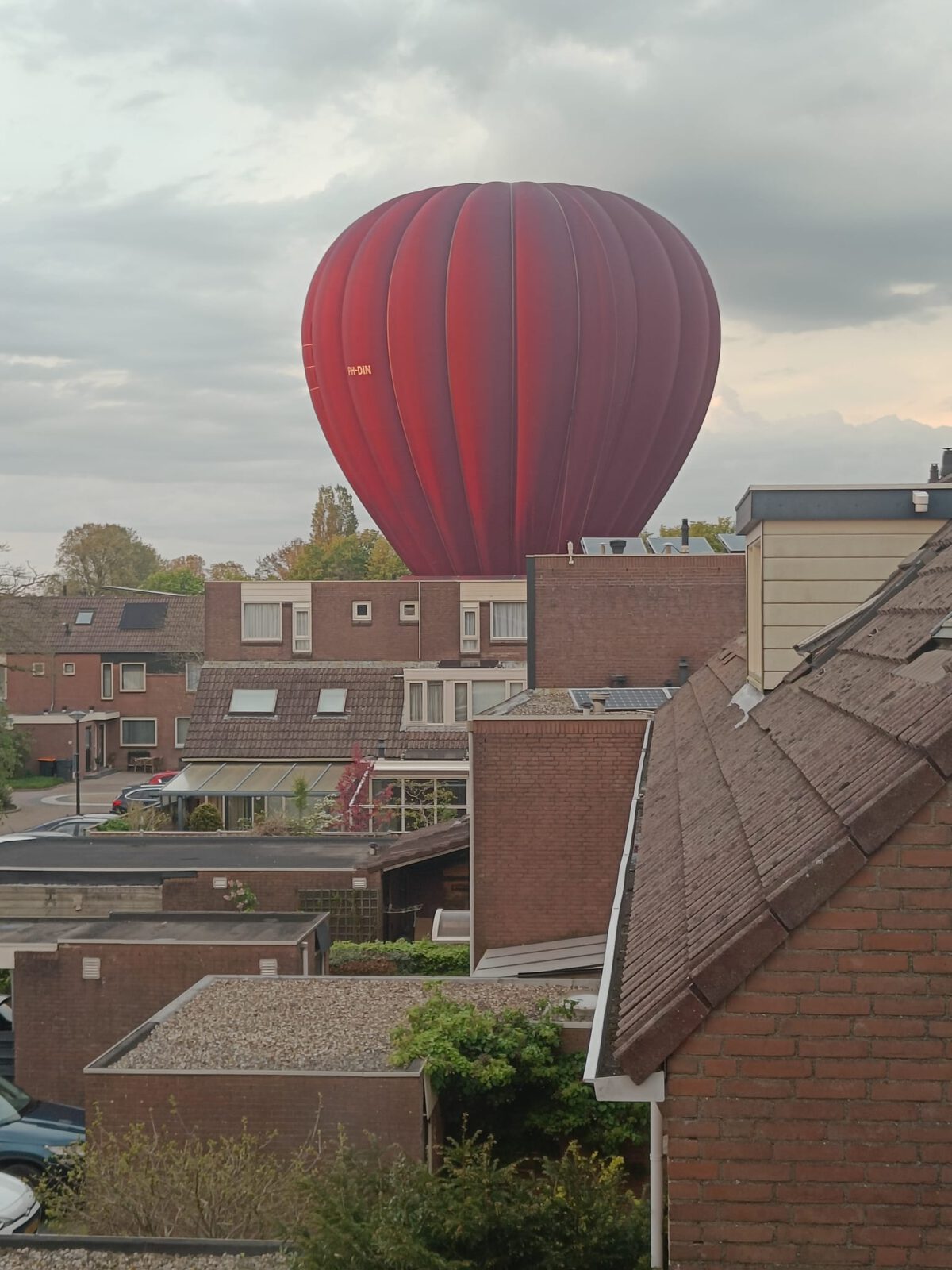 Luchtballon in problemen in Heerhugowaard