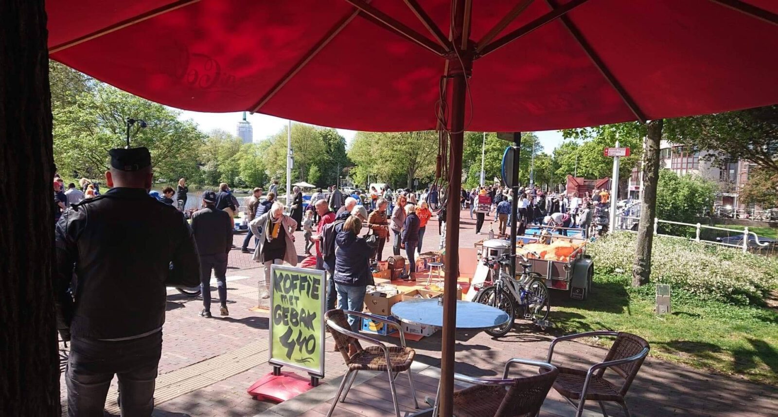 Muziek, Live Bands, en DJ's naast vrijmarkt tijdens Koningsnacht en Koningsdag in Alkmaar