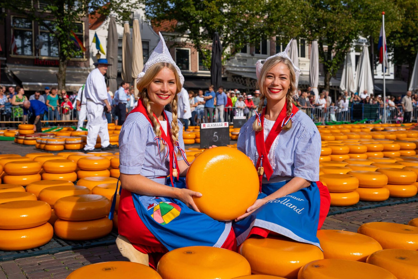 Stefanie van der Gragt luidt bel op kaasmarkt