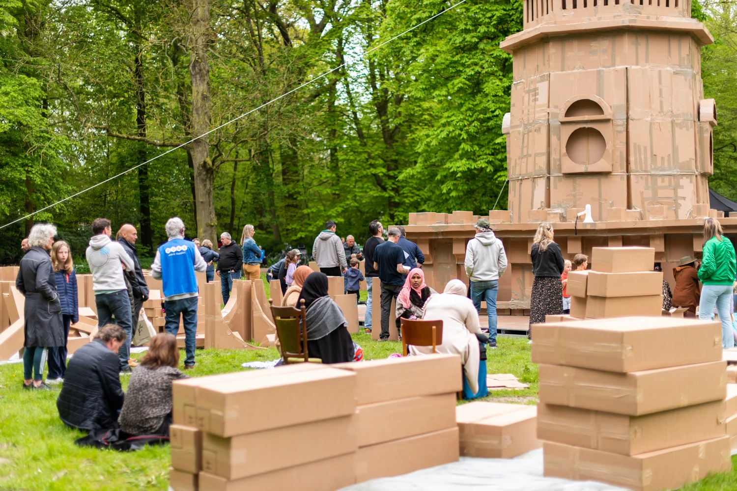 Opnieuw geen Bevrijdingsfestival in de Hout; wel weer bouw levensgroot kartonnen kunstwerk