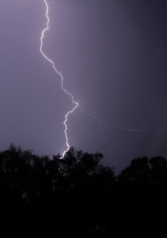 Maandagmiddag vooral bij (onweers)buien zware windstoten