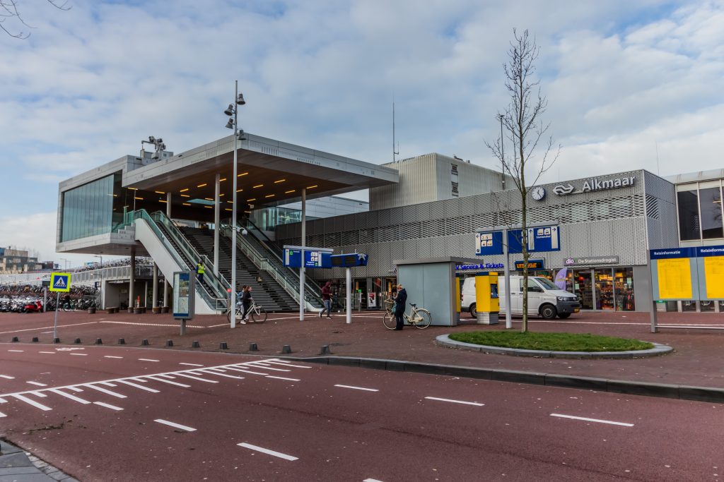 Onderzoek naar extra parkeerruimte bij stations in Alkmaar