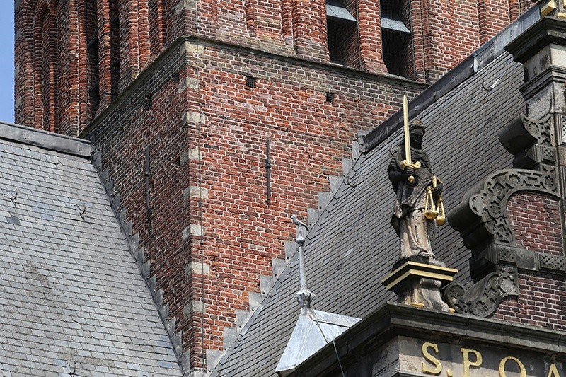 Schilders herstellen het houtwerk van de Waagtoren in Alkmaar