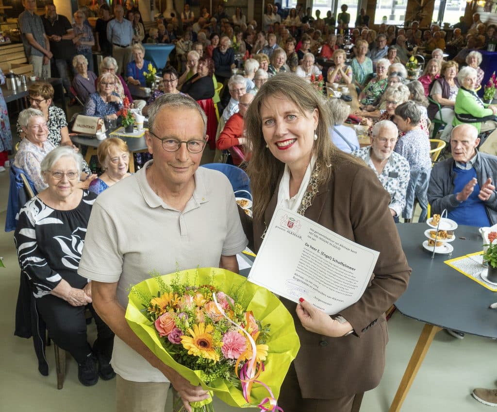 Ere-insigne in goud voor Engel Schoffelmeer