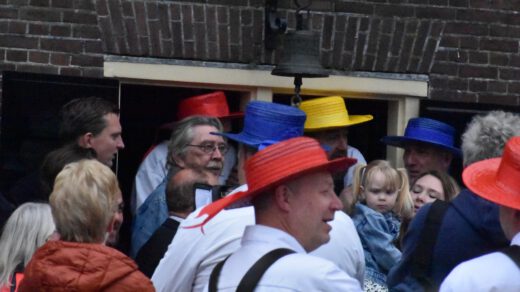 Cor Heres Oud medewerker van de gemeente Alkmaar opent de kaasmarkt