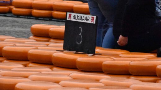 Adrie Rotteveel van Alkmaar Pride luidt de bel op de kaasmarkt