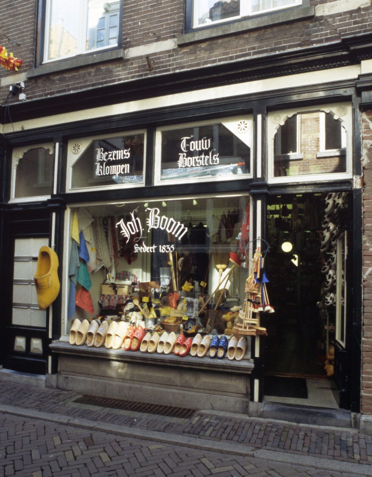 De Winkel van Boom in de Huigbrouwerstraat: sinds 1942