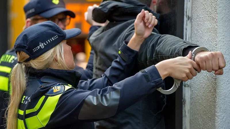 Tieners uit omgeving Alkmaar aangehouden na gewapende overval op elektronicawinkel in Haarlem