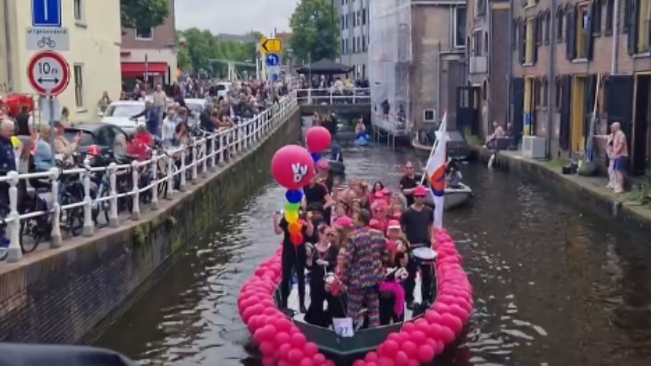 Vijftiende Alkmaar Pride afgesloten met kleurrijke Grachtenparade