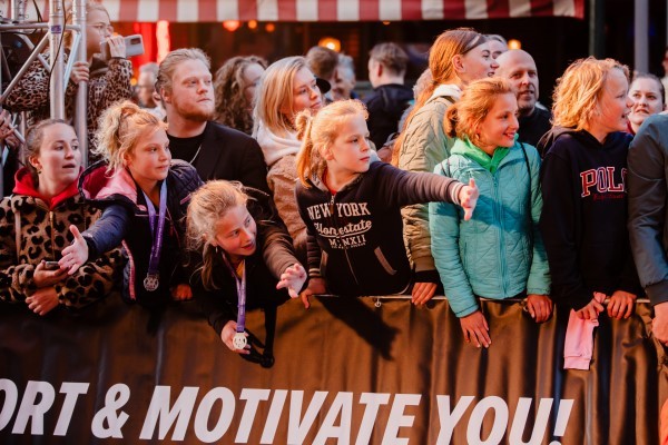 Alkmaar City Run by night viert swingend 10-jarig jubileum