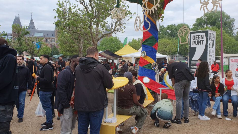 Spiegelboom van de provincie tijdens Keti Koti