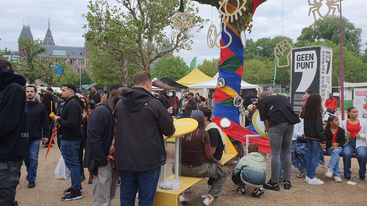 Spiegelboom van de provincie tijdens Keti Koti