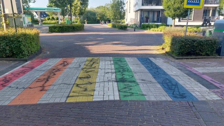 Regenboogzebrapad na paar dagen al beklad in Heiloo