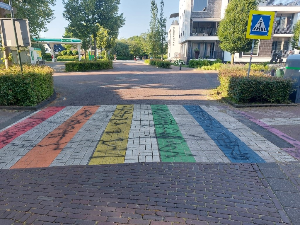 Regenboogzebrapad na paar dagen al beklad in Heiloo