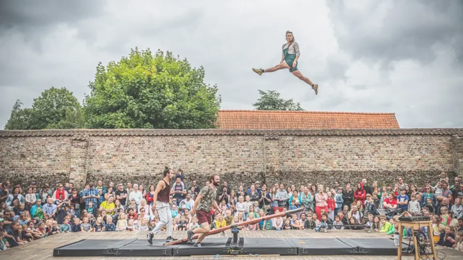 Nijlpaarden en wonderbaarlijke vliegmachines bij laatste Zomer in De Mare-weekend met straattheater en activiteiten