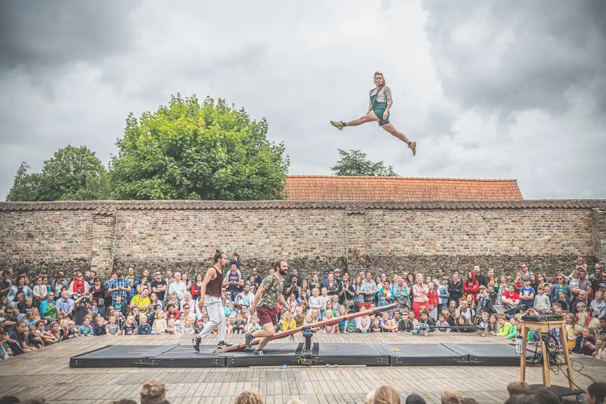 Nijlpaarden en wonderbaarlijke vliegmachines bij laatste Zomer in De Mare-weekend met straattheater en activiteiten