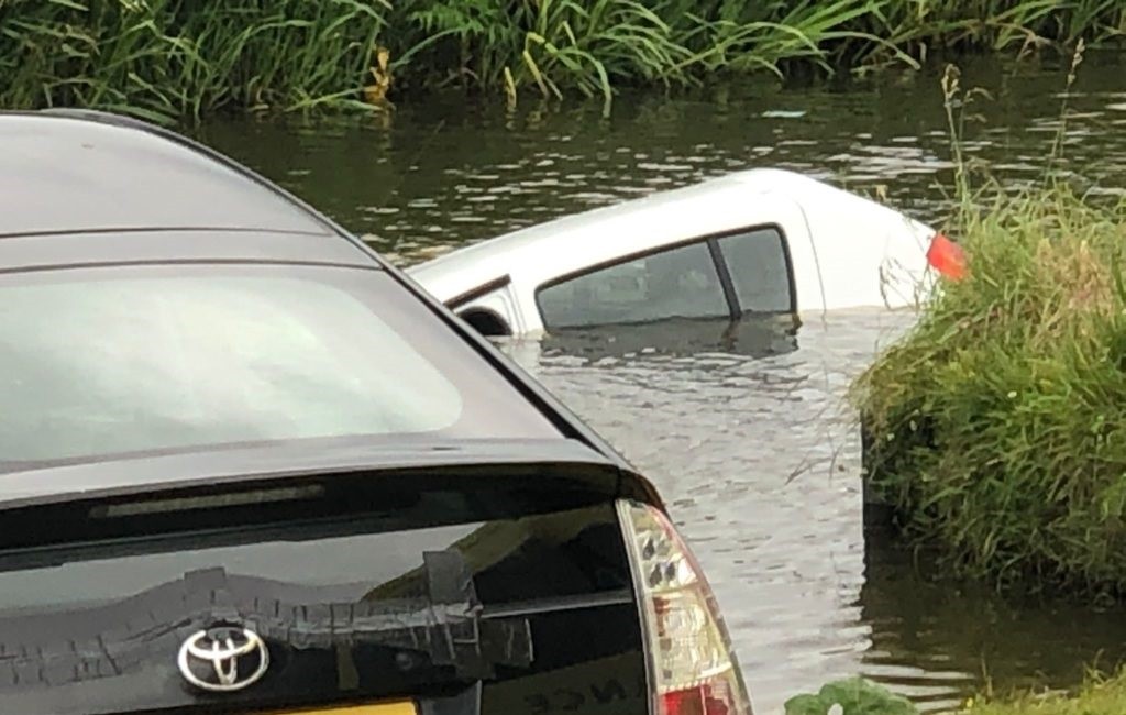 Auto te water in Egmond aan den Hoef