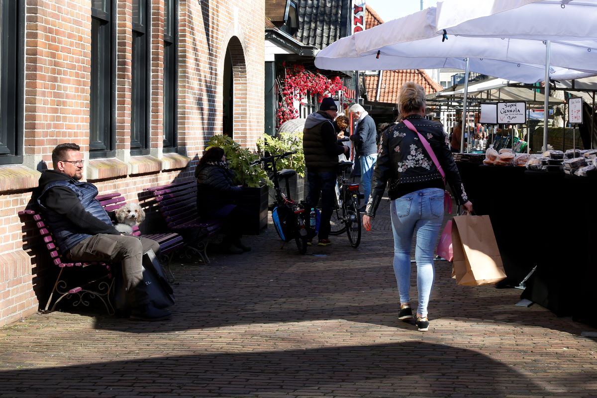 16 juni Kunstmarkt op de CF Zeilerboulevard in Bergen aan Zee