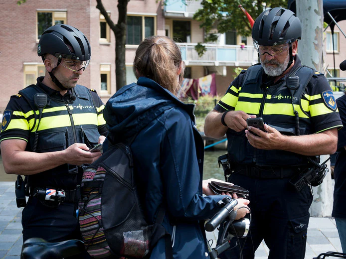 Politie schrijft bijna 70.000 euro aan boetes uit wegens bellen of appen op de fiets