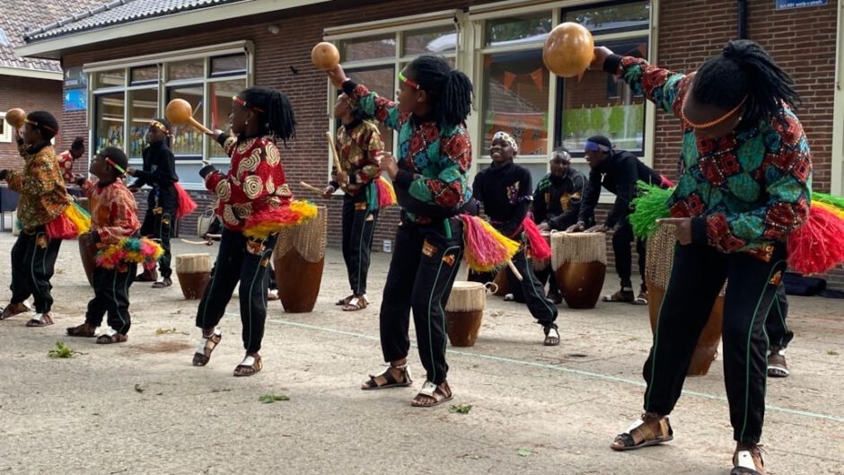 Afrikaanse sfeer op schoolplein Radboudschool in kader van het goede doel