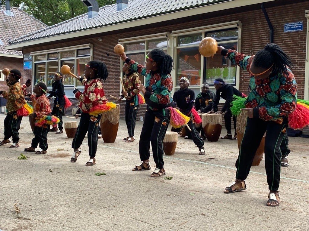 Afrikaanse sfeer op schoolplein Radboudschool in kader van het goede doel