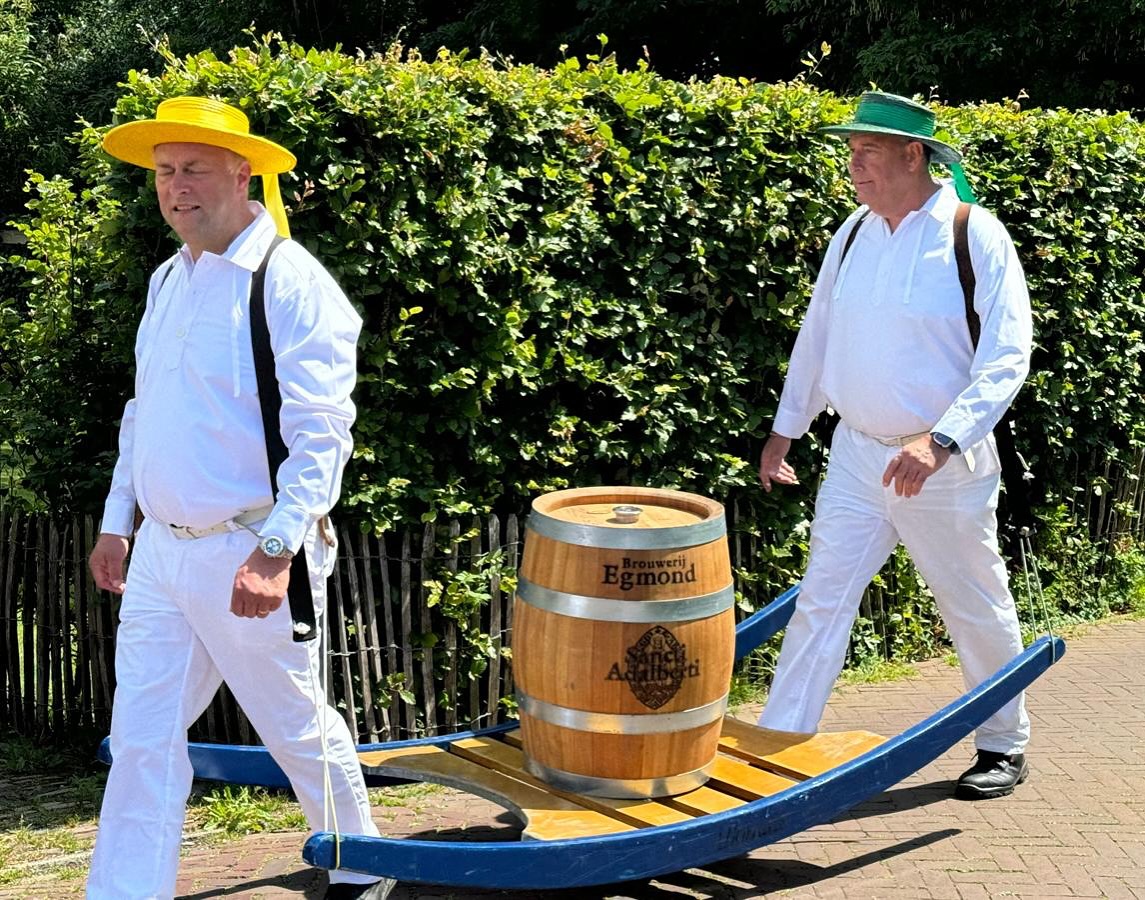 Brouwerij Egmond gaat op de kaasmarkt het eerste vat aanslaan van het Kaasdragersbier