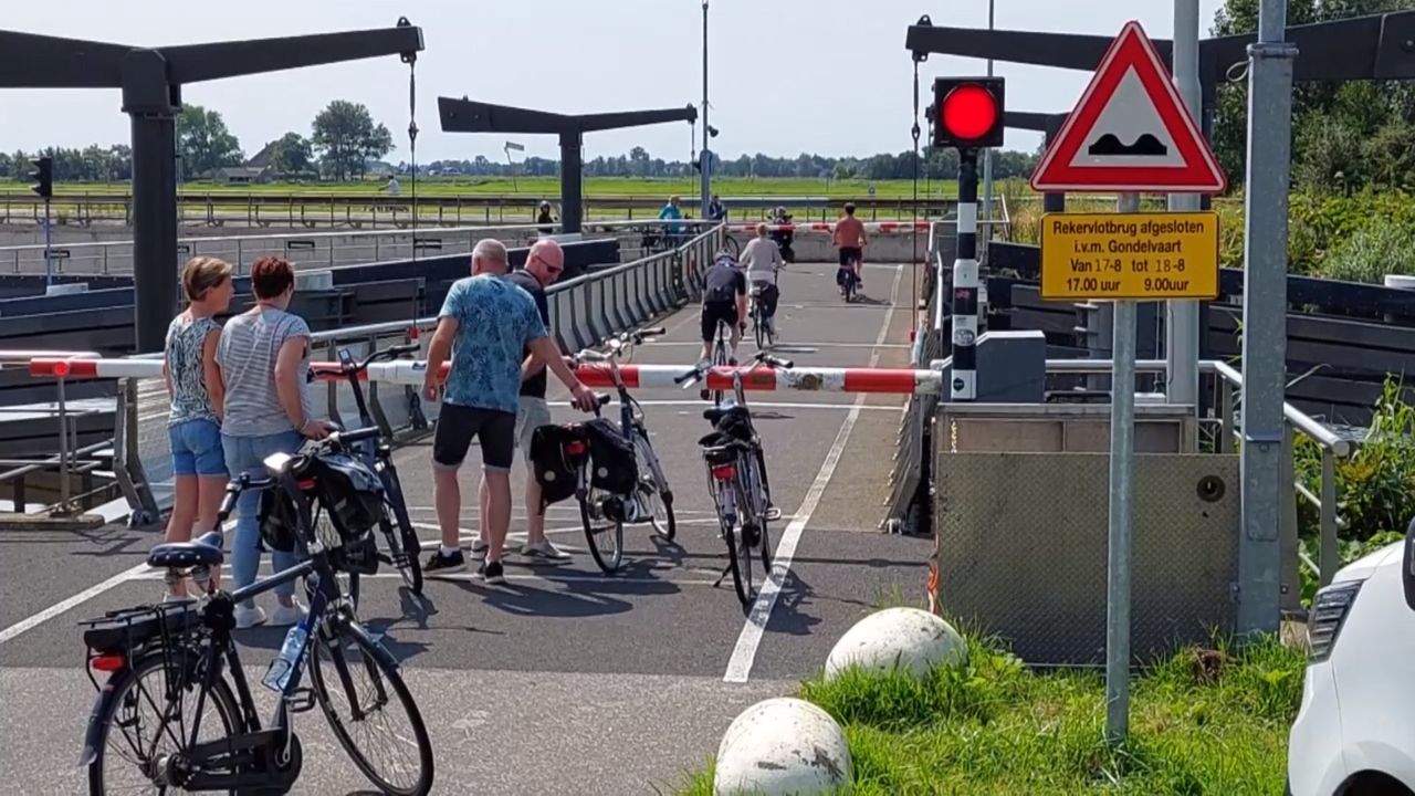 Opstopping op weg en water door storing Rekervlotbrug