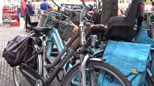Fietsparkeren in vakken op Hofplein; nieuwe fietsenstalling in voormalig V&D gebouw