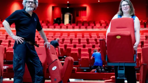 Nieuwe theaterstoelen in Rodi Media zaal van Cool kunst en cultuur