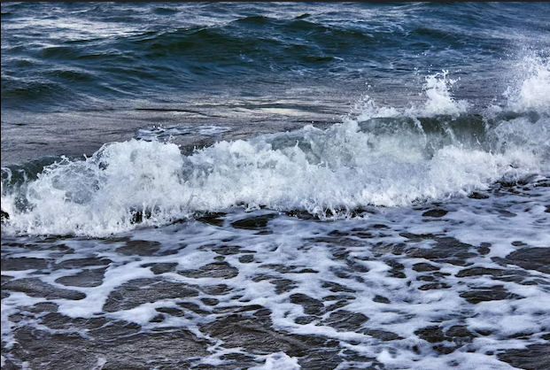 Overheid waarschuwt voor PFAS in zeeschuim. AUB blijf weg!