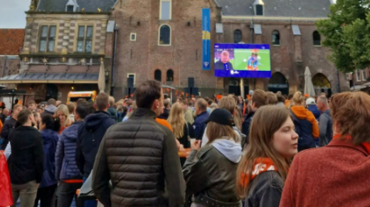 Honderden mensen volgen Nederland-Turkije op groot scherm op Waagplein