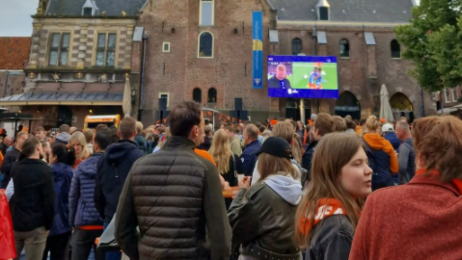 Toch alleen bezoekers boven de 18 toegestaan om wedstrijd op het Waagplein te kijken