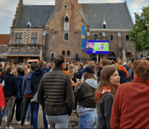 Honderden mensen volgen Nederland-Turkije op groot scherm op Waagplein