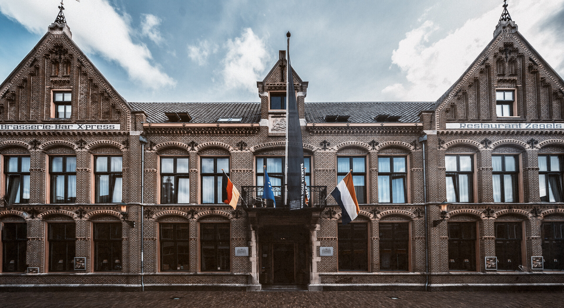 Deel van de metalen overkapping van het Grand Hotel Alkmaar dreigt los te laten