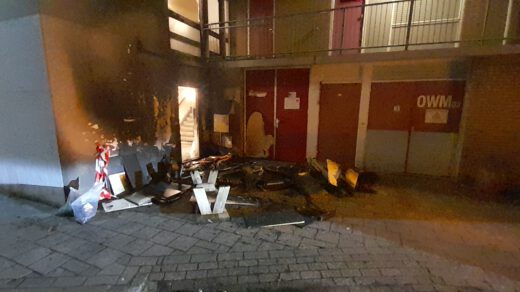 Ramen van flatgebouw gesprongen door brand bij Anne Franklaan