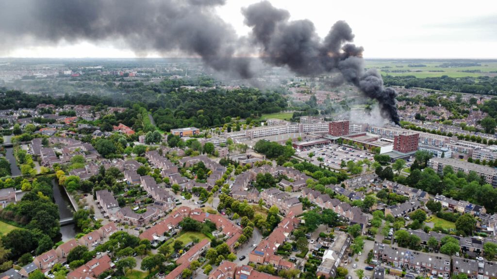 Zeer grote brand in winkel bij Europaboulevard in de Mare