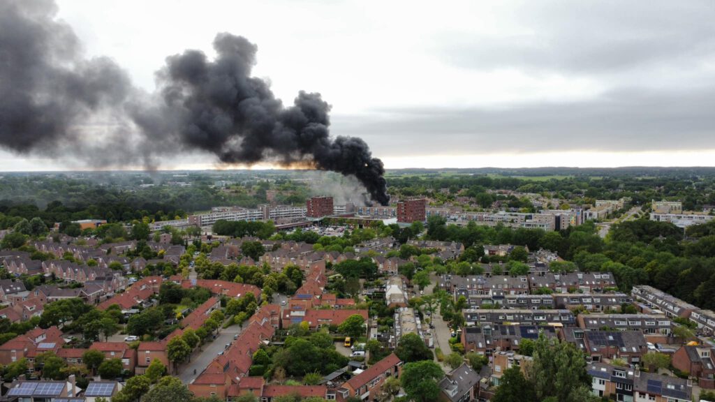 Zeer grote brand in winkel bij Europaboulevard in de Mare