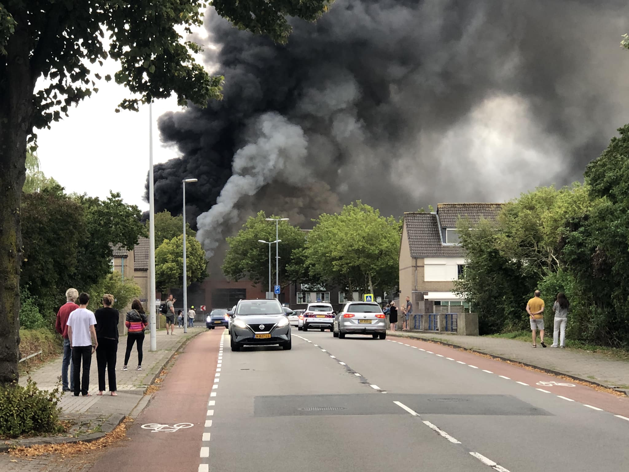 Zeer grote brand in winkel bij Europaboulevard in de Mare