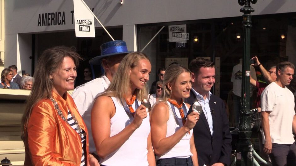 Medaillewinnaars Lisanne de Witte en Maartje Keuning op de Alkmaarse kaasmarkt gehuldigd