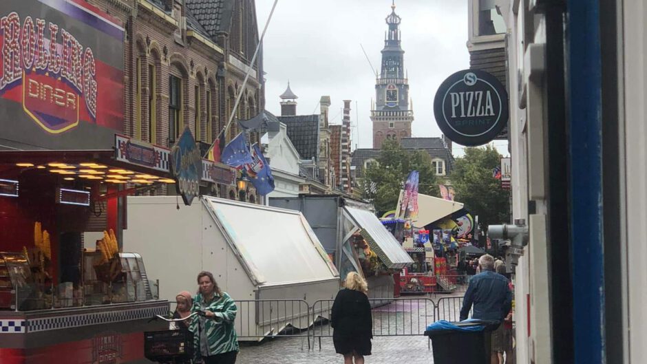 Deel van de metalen overkapping van het Grand Hotel Alkmaar dreigt los te laten