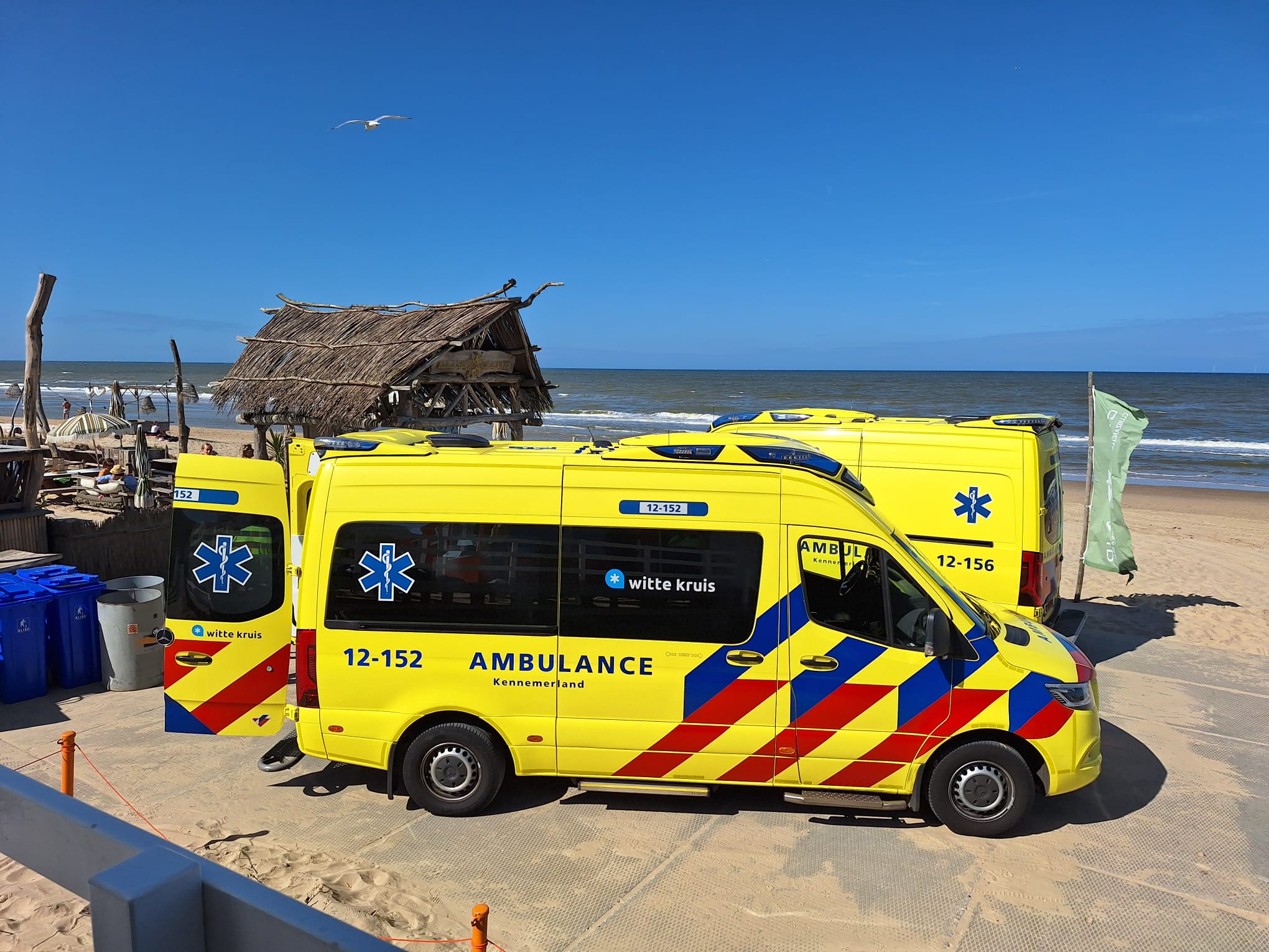 Franse paraglider ongelukkig geland op strand van Castricum aan Zee