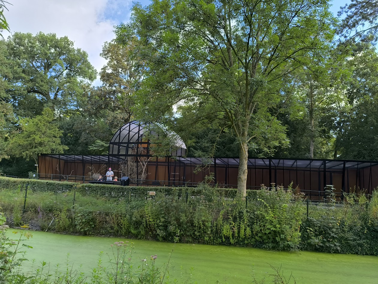 Laatste hand aan vernieuwde volière bij Stadsboerderij de Hout