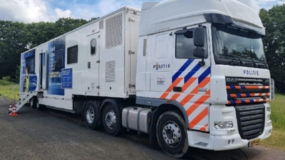 De politie staat met het Mobiele Media Lab op het Ringersplein in Alkmaar