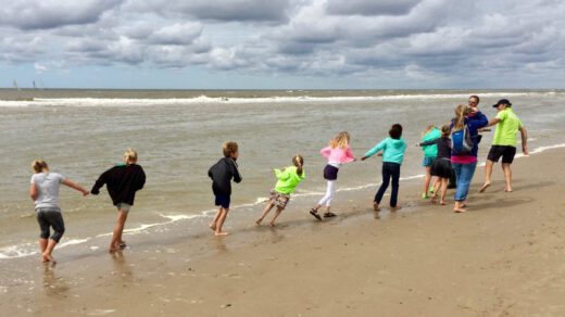 Met IVN-gidsen korren in de branding van Bergen aan Zee