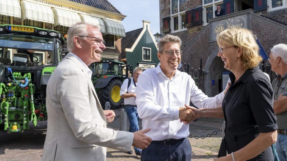 Zwaar verkeer omleiden? Route door De Rijp op tractors met gedeputeerde Olthof