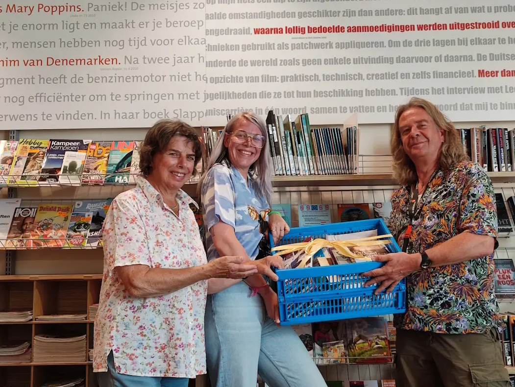 Donatie boeken aan bibliotheek De Rijp door museum en oudheidkundige vereniging