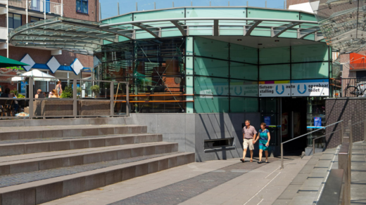 Meeste winkels in winkelcentrum De Mare in Alkmaar na brand weer open, sommige bewoners kunnen weer terug naar huis