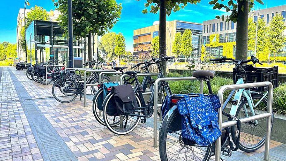 Weesfietsen en fietswrakken bij het NS-station en winkelcentrum opgeruimd Dijk en Waard