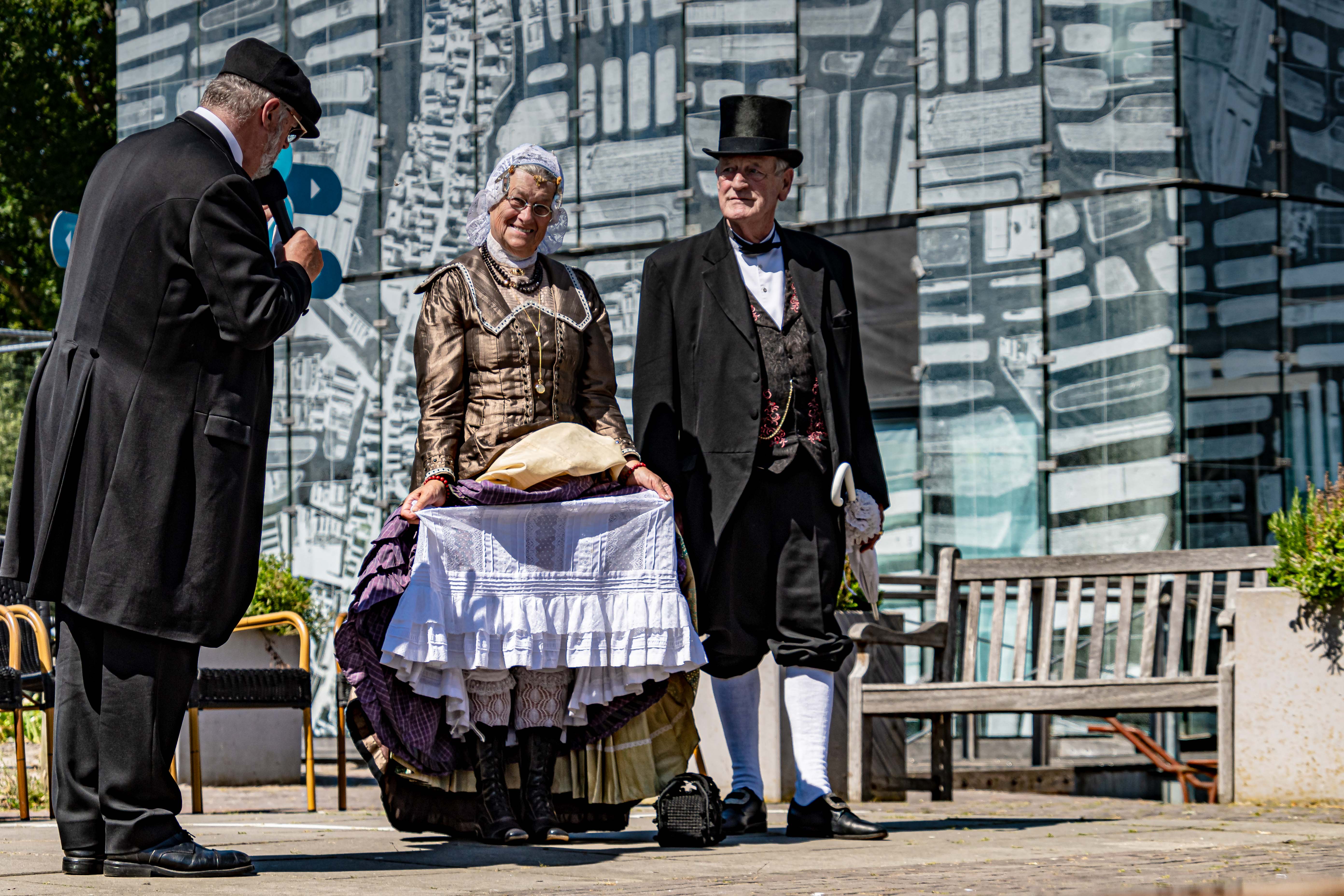 Dinsdag 20 augustus historische modeshow Museum BroekerVeiling